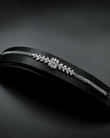 طقم اكسسوار بتصميم حرف V وأوراق متدلية