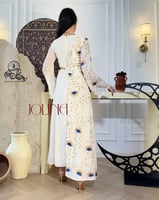 جلابية بلون ابيض