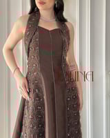 فستان سهرة بني طويل بتطريز جانبي