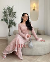 طقم وردي لامع بأكمام طويلة وحواف فرو