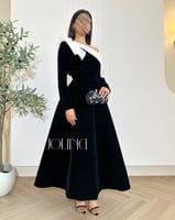 فستان مخملي أسود مع فيونكة بيضاء