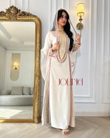 فستان تراثي بيج مطرّز مع طرحة شفافه