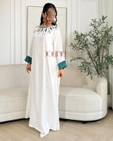 جلابية بأكمام خضراء