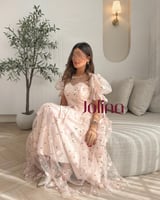 فستان وردي تول مطرز بزهور