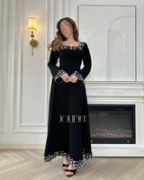 فستان اسود مطرز بالاطراف