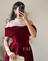 فستان مخملي عنّابي طويل بتفاصيل لؤلؤية