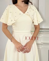 فستان ليموني بتطريز ناعم وكسرات