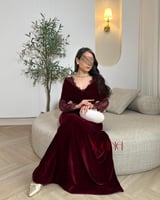 فستان مخمل عودي طويل بأكمام دانتيل