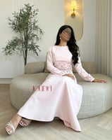 فستان وردي قطعتين باكمام طويلة بتطريز كرستال و ترت...