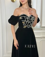 طقم أسود مخملي بتطريز لؤلؤ