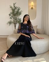 فستان اسود قطعتين مع كاب شفاف مطرز