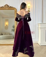 فستان مخمل بنفسجي غامق أوف شولدر مطرّز بالورد