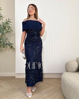 فستان سهرة كحلي مطرّز بتصميم أوف شولدر