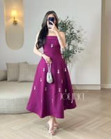 فستان بنفسجي مطرّز بكرستالات