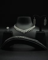 طقم اكسسوار بتصميم أوراق كثيفة على شكل V