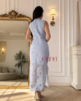 فستان دانتيل أزرق سماوي بقصّة مستقيمة