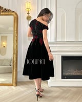 طقم اسود مطرز بورود حمراء