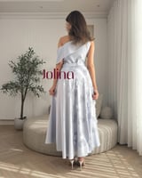 فستان سماوي ون شولدر بتطريز ورود