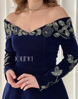 فستان مخمل كحلي مطرز بالورود