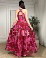 فستان بطبعات وردية وحمراء