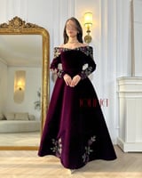 فستان مخمل بنفسجي غامق أوف شولدر مطرّز بالورد