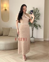 فستان طويل بتطريز لامع وكاب للأكتاف