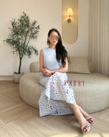 فستان دانتيل أزرق سماوي بقصّة مستقيمة