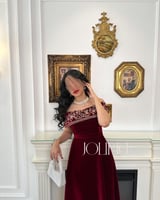 فستان مخمل جوخ عودي بتطريز ذهبي