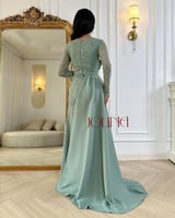 فستان سهرة أخضر فاتح بأكمام مطرزة