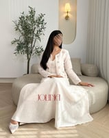 فستان سكري أنيق مع جاكيت مطرّز