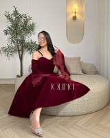 فستان عنّابي مخملي بأكمام