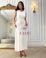فستان أبيض طويل بدون أكمام
