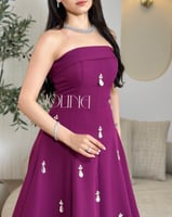 فستان بنفسجي مطرّز بكرستالات