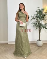 فستان سهرة زيتي مطرز بالؤلؤ