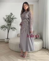 طقم سهرة رمادي بتطريز لامع وأكمام شفافة أنيقة