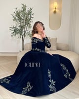 فستان مخمل كحلي مطرز بالورود