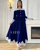 طقم مخمل كحلي بدانتيل أبيض