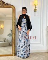 فستان سهرة مطرّز بتدرجات الأزرق مع جاكيت أسود أنيق