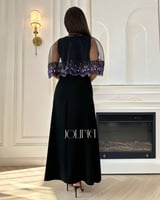 فستان اسود قطعتين مع كاب شفاف مطرز