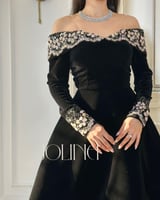 فستان أسود مخملي أنيق مزين بتطريز بيج