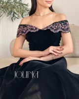 فستان سهرة أسود مخملي بتصميم أوف شولدر