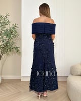فستان سهرة كحلي مطرّز بتصميم أوف شولدر