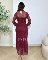 طقم برغندي براق بأكمام شفافة