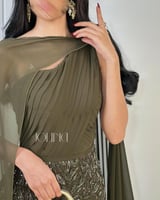 فستان سهرة زيتي مطرز مع شال طويل