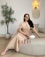 فستان طويل بتطريز لامع وكاب للأكتاف