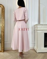 فستان وردي قطعتين بجاكيت مطرز بالفصوص