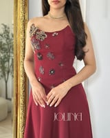 طقم عنابي بقصة توب وتطريز ورود