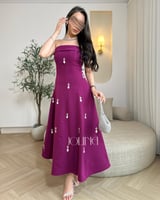 فستان بنفسجي مطرّز بكرستالات