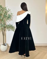 فستان مخملي أسود مع فيونكة بيضاء