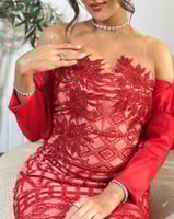 فستان سهرة طويل مطرّز باللون الاحمر